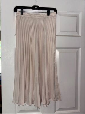 Xirena Pleated Midi Skirt in Light Beige